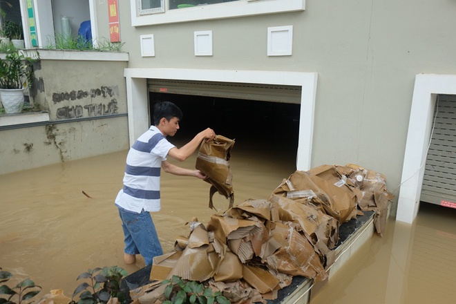 Hầm biệt thự tiền tỷ ở Hà Nội ngập nước mưa, người dân phải dùng máy bơm hút nước ra ngoài - Ảnh 5.