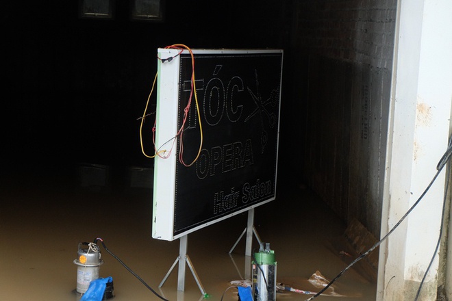 Hầm biệt thự tiền tỷ ở Hà Nội ngập nước mưa, người dân phải dùng máy bơm hút nước ra ngoài - Ảnh 10.