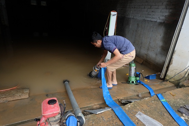Hầm biệt thự tiền tỷ ở Hà Nội ngập nước mưa, người dân phải dùng máy bơm hút nước ra ngoài - Ảnh 8.