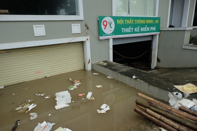 Hầm biệt thự tiền tỷ ở Hà Nội ngập nước mưa, người dân phải dùng máy bơm hút nước ra ngoài - Ảnh 7.