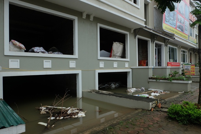 Hầm biệt thự tiền tỷ ở Hà Nội ngập nước mưa, người dân phải dùng máy bơm hút nước ra ngoài - Ảnh 2.