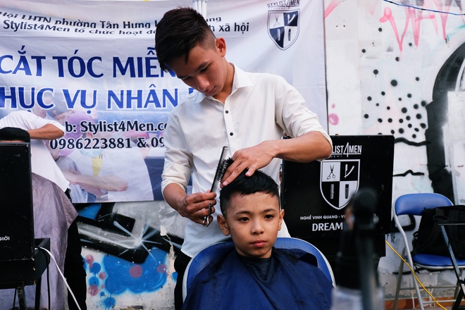 Chất như người Sài Gòn: Đem đồ nghề ra bãi đất hoang cắt tóc miễn phí cho người lao động - Ảnh 4.