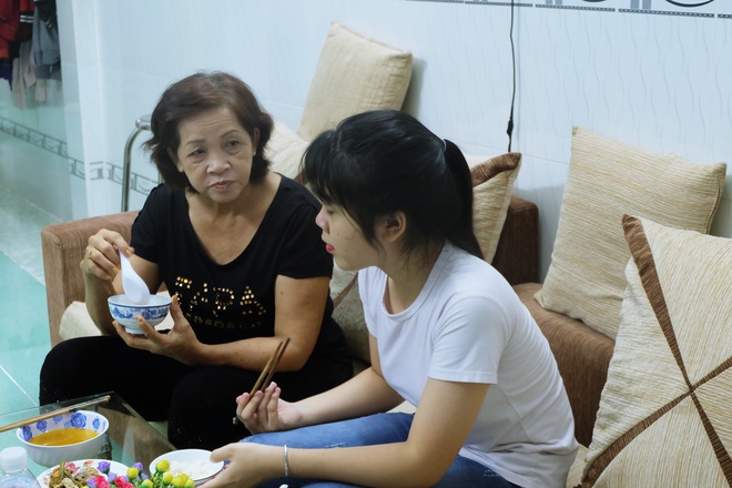 Mẹ bỏ đi, bà nội 60 tuổi làm giúp việc, chạy xe ôm nuôi 3 đứa cháu ở Sài Gòn - Ảnh 7. Mẹ bỏ đi, bà nội 60 tuổi làm giúp việc, chạy xe ôm nuôi 3 đứa cháu ở Sài Gòn - Ảnh 7.