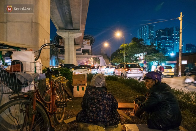 Chuyện tình đi bộ ngược chiều 30 năm của vợ chồng già nhặt ve chai sống dưới chân cầu đường sắt giữa lòng Thủ đô - Ảnh 9.