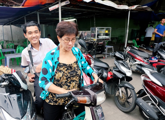 Gặp cô bán xôi ở Sài Gòn vượt hơn 10 cây số đèo nam sinh về lấy giấy tờ để kịp giờ thi THPT quốc gia - Ảnh 3.