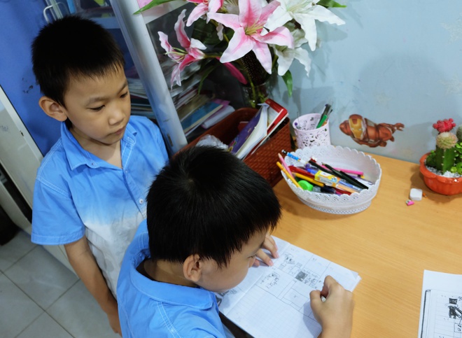 Chuyện 2 cậu b&eacute; sinh đ&ocirc;i Tắc K&egrave; v&agrave; Ba Ba vẽ tranh, treo giải 10 USD để t&igrave;m ch&uacute; m&egrave;o đi lạc ở S&agrave;i G&ograve;n - Ảnh 2.
