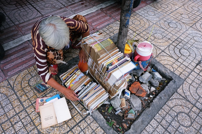 Chồng sách cũ của bà Bông trên vỉa hè Sài Gòn: Bán sách để được đọc mỗi ngày mà không tốn tiền - Ảnh 9.