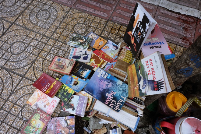 Chồng sách cũ của bà Bông trên vỉa hè Sài Gòn: Bán sách để được đọc mỗi ngày mà không tốn tiền - Ảnh 8.