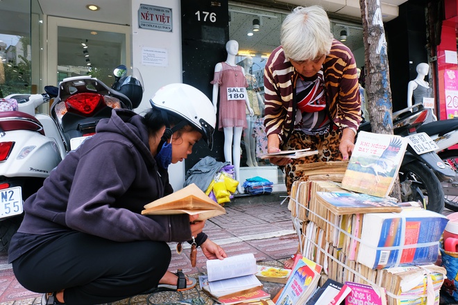 Chồng sách cũ của bà Bông trên vỉa hè Sài Gòn: Bán sách để được đọc mỗi ngày mà không tốn tiền - Ảnh 5.