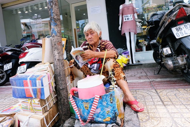 Chồng sách cũ của bà Bông trên vỉa hè Sài Gòn: Bán sách để được đọc mỗi ngày mà không tốn tiền - Ảnh 6.