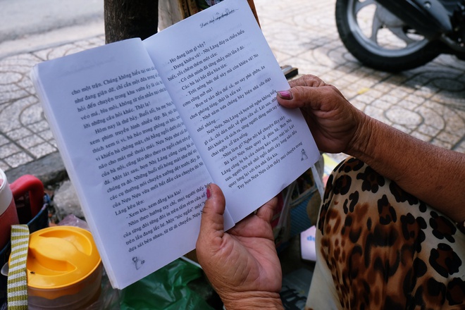Chồng sách cũ của bà Bông trên vỉa hè Sài Gòn: Bán sách để được đọc mỗi ngày mà không tốn tiền - Ảnh 7.