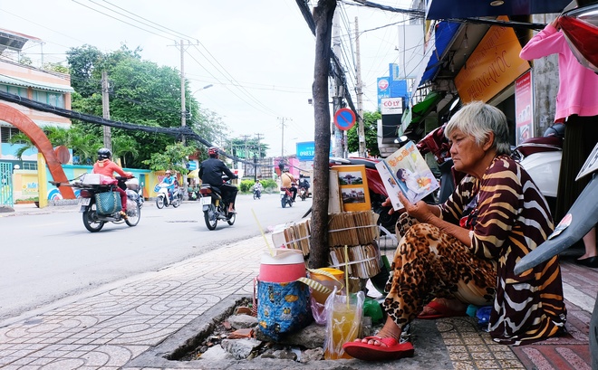 Chồng sách cũ của bà Bông trên vỉa hè Sài Gòn: Bán sách để được đọc mỗi ngày mà không tốn tiền - Ảnh 1.