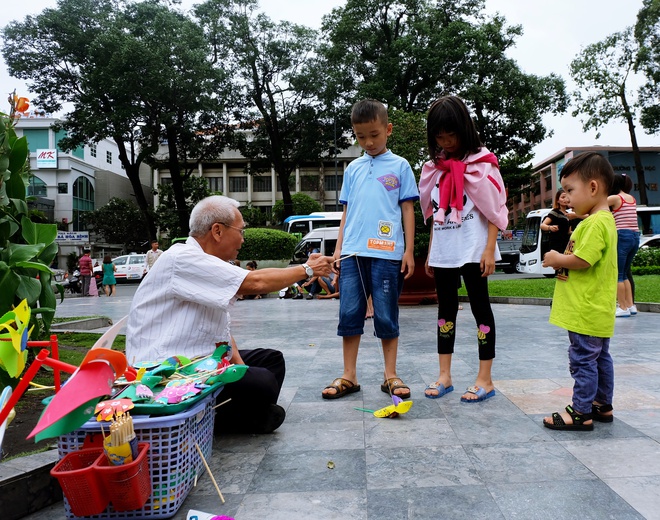 Ông Chuột ở Nhà thờ Đức Bà: Người dành cả phần đời còn lại để lưu giữ tuổi thơ cho tụi con nít - Ảnh 1.