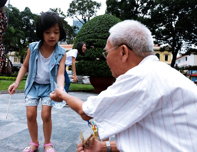 &quot;&#212;ng Chuột&quot; ở Nh&#224; thờ Đức B&#224;: Người d&#224;nh cả phần đời c&#242;n lại để lưu giữ &quot;tuổi thơ&quot; cho tụi con n&#237;t - Ảnh 6.