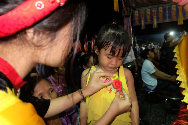 Người dân nghẹn ngào nước mắt trong lễ “bông hồng cài áo” báo hiếu mùa Vu Lan - Ảnh 11.