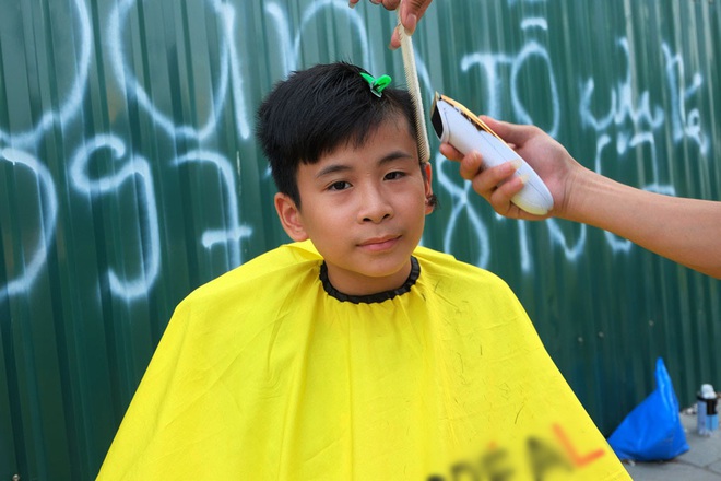 Tiệm cắt tóc miễn phí cho người lao động nghèo và sinh viên trên vỉa hè Hà Nội - Ảnh 15.