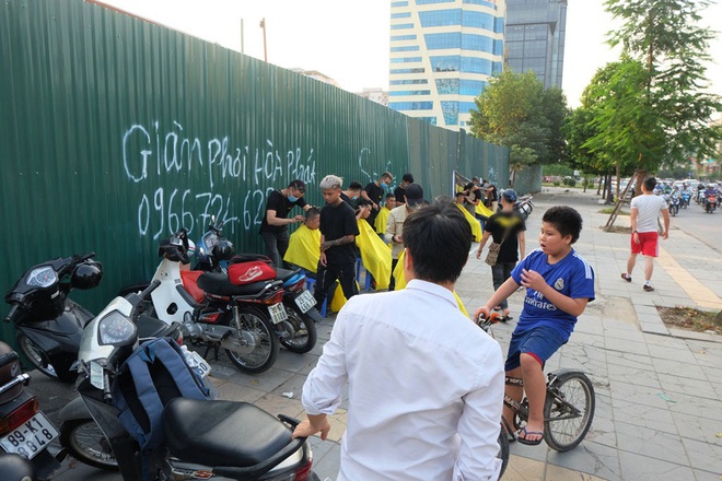 Tiệm cắt tóc miễn phí cho người lao động nghèo và sinh viên trên vỉa hè Hà Nội - Ảnh 7.