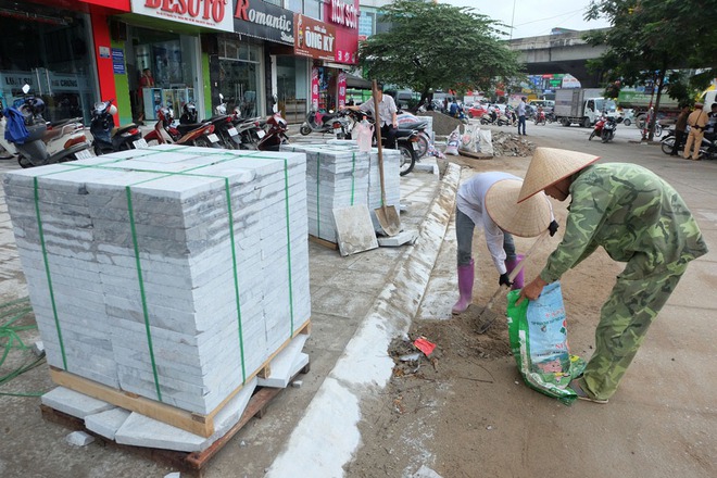 Cận cảnh lát vỉa hè bằng đá tự nhiên bền tới 70 năm thay cho gạch ở Hà Nội - Ảnh 3.