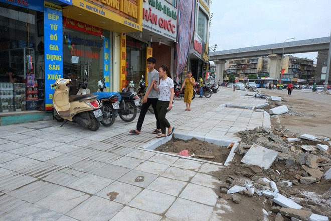 Cận cảnh lát vỉa hè bằng đá tự nhiên bền tới 70 năm thay cho gạch ở Hà Nội - Ảnh 2.