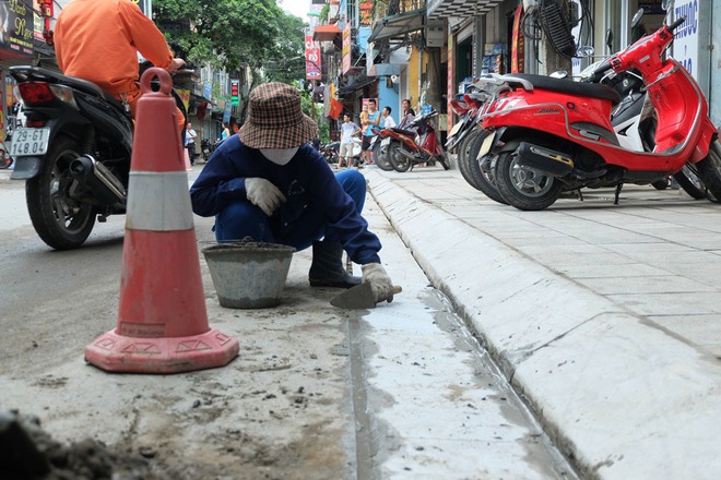 Cận cảnh lát vỉa hè bằng đá tự nhiên bền tới 70 năm thay cho gạch ở Hà Nội - Ảnh 20.