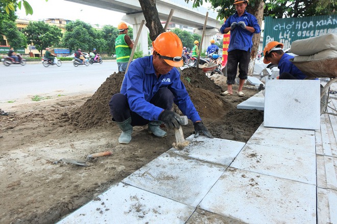 Cận cảnh lát vỉa hè bằng đá tự nhiên bền tới 70 năm thay cho gạch ở Hà Nội - Ảnh 10.