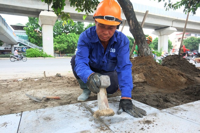 Cận cảnh lát vỉa hè bằng đá tự nhiên bền tới 70 năm thay cho gạch ở Hà Nội - Ảnh 12.