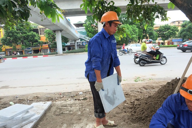 Cận cảnh lát vỉa hè bằng đá tự nhiên bền tới 70 năm thay cho gạch ở Hà Nội - Ảnh 14.