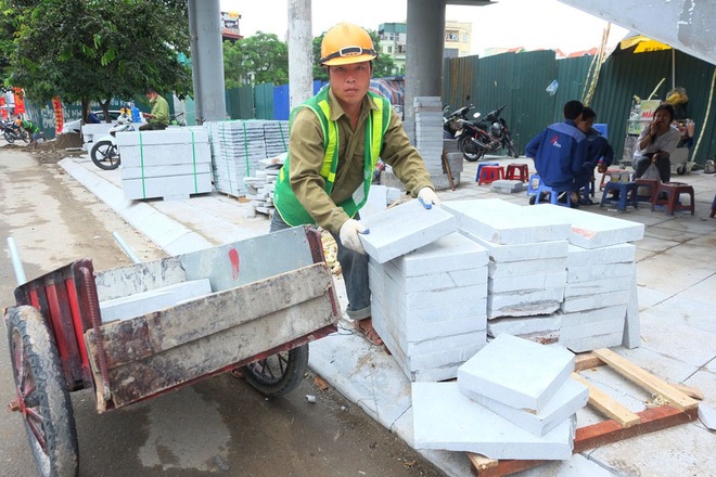 Cận cảnh lát vỉa hè bằng đá tự nhiên bền tới 70 năm thay cho gạch ở Hà Nội - Ảnh 8.