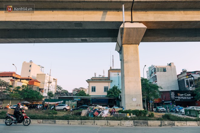 Chuyện t&igrave;nh đi bộ ngược chiều 30 năm của vợ chồng gi&agrave; nhặt ve chai sống dưới ch&acirc;n cầu đường sắt giữa l&ograve;ng Thủ đ&ocirc; - Ảnh 1.