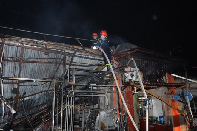 Toàn bộ hàng hóa bị thiêu rụi, tan hoang sau vụ cháy lớn tại siêu thị ở Hà Nội - Ảnh 9.