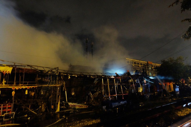 Toàn bộ hàng hóa bị thiêu rụi, tan hoang sau vụ cháy lớn tại siêu thị ở Hà Nội - Ảnh 4.