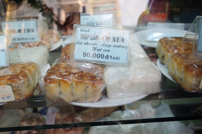 Người Hà Nội kiên nhẫn xếp hàng chờ mua bánh Trung thu Bảo Phương cúng ngày đầu tháng - Ảnh 9.