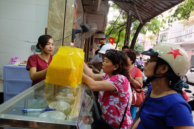 Người Hà Nội kiên nhẫn xếp hàng chờ mua bánh Trung thu Bảo Phương cúng ngày đầu tháng - Ảnh 11.