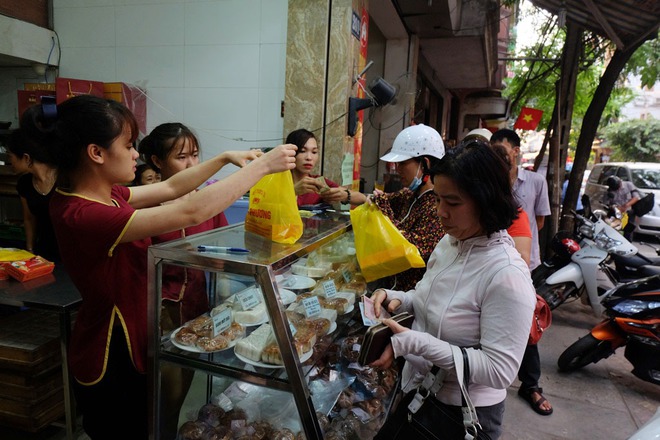 Người Hà Nội kiên nhẫn xếp hàng chờ mua bánh Trung thu Bảo Phương cúng ngày đầu tháng - Ảnh 5.