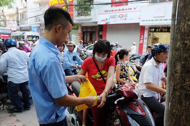 Người Hà Nội kiên nhẫn xếp hàng chờ mua bánh Trung thu Bảo Phương cúng ngày đầu tháng - Ảnh 13.