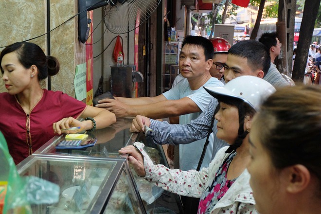 Người Hà Nội kiên nhẫn xếp hàng chờ mua bánh Trung thu Bảo Phương cúng ngày đầu tháng - Ảnh 4.