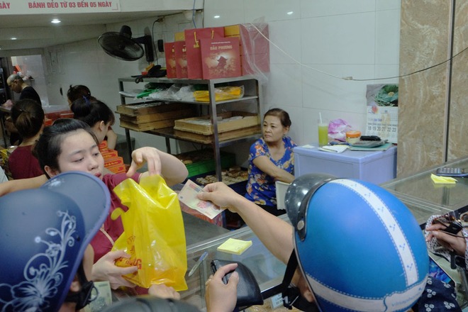 Người Hà Nội kiên nhẫn xếp hàng chờ mua bánh Trung thu Bảo Phương cúng ngày đầu tháng - Ảnh 7.
