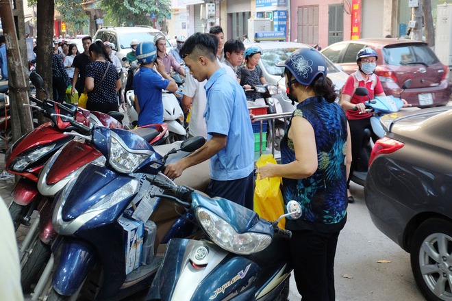 Người Hà Nội kiên nhẫn xếp hàng chờ mua bánh Trung thu Bảo Phương cúng ngày đầu tháng - Ảnh 14.