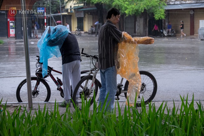 Trời trở lạnh 20 độ C k&egrave;m mưa nặng hạt, người H&agrave; Nội kho&aacute;c &aacute;o ấm ra đường - Ảnh 1.