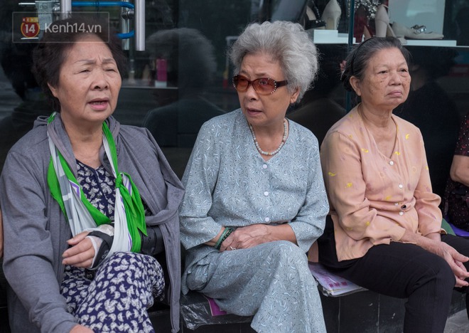 Trời trở lạnh 20 độ C k&egrave;m mưa nặng hạt, người H&agrave; Nội kho&aacute;c &aacute;o ấm ra đường - Ảnh 8.