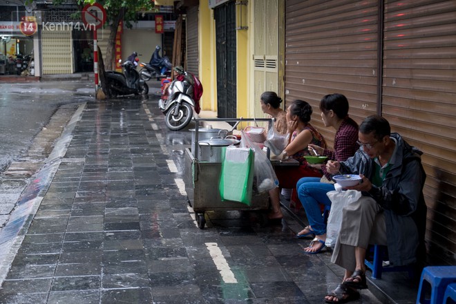 Trời trở lạnh 20 độ C k&egrave;m mưa nặng hạt, người H&agrave; Nội kho&aacute;c &aacute;o ấm ra đường - Ảnh 3.