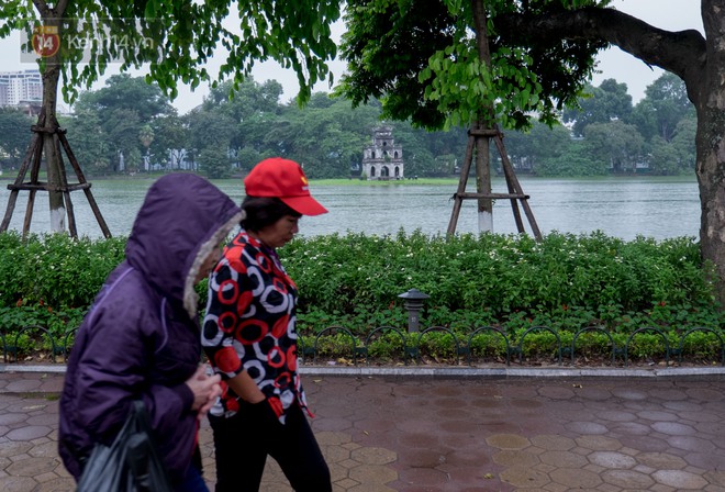Trời trở lạnh 20 độ C k&egrave;m mưa nặng hạt, người H&agrave; Nội kho&aacute;c &aacute;o ấm ra đường - Ảnh 4.