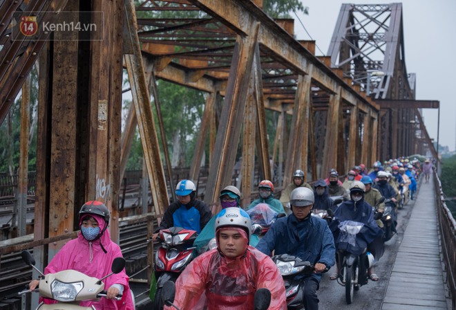 Trời trở lạnh 20 độ C k&egrave;m mưa nặng hạt, người H&agrave; Nội kho&aacute;c &aacute;o ấm ra đường - Ảnh 10.