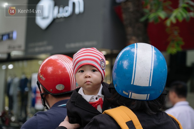 H&agrave; Nội mấy h&ocirc;m nay: Người ta cũng chỉ chờ lạnh để &ocirc;m nhau th&ocirc;i ấy m&agrave; - Ảnh 7.