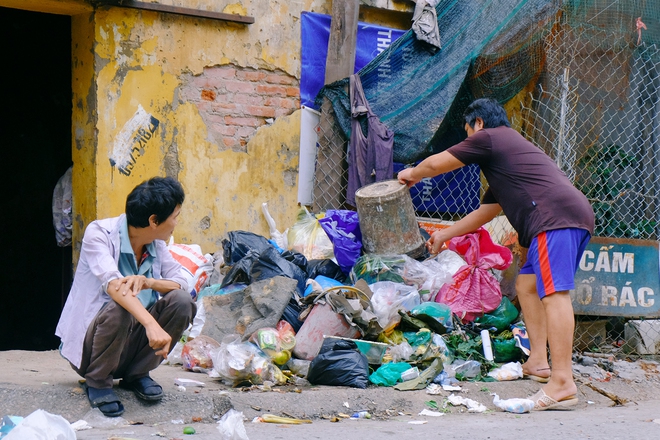 Rơi nước mắt cảnh người đàn ông tâm thần sống cô độc ở Hà Nội, bị người dân xa lánh và ném rác trước nhà - Ảnh 2.