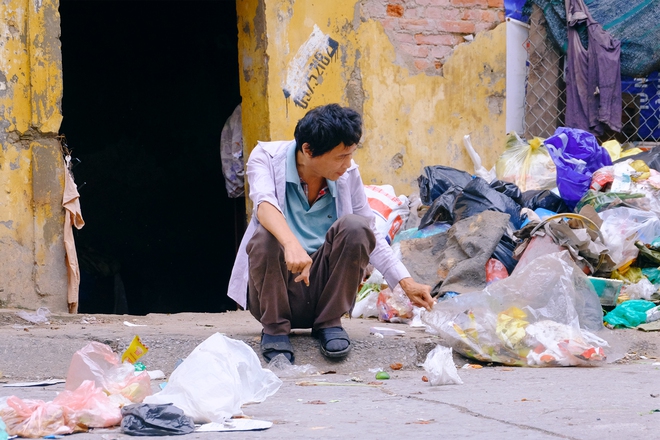 Rơi nước mắt cảnh người đàn ông tâm thần sống cô độc ở Hà Nội, bị người dân xa lánh và ném rác trước nhà - Ảnh 6.