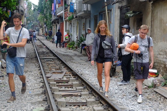 Công an xử phạt, yêu cầu đóng cửa loạt quán cafe nằm giữa đường tàu ở Hà Nội, nhiều khách Tây ra về trong ngỡ ngàng - Ảnh 5.