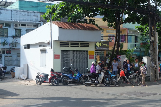 Vụ bé trai 6 tuổi bị bảo vệ dân phố sát hại: Người mẹ đang mang thai nén nỗi đau lo tang lễ cho con - Ảnh 3.