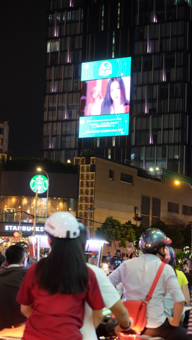 Trước giờ G Dream Show, fan chịu chơi tặng Chi Pu Billboard hoành tráng ở trung tâm TP HCM - Ảnh 3.