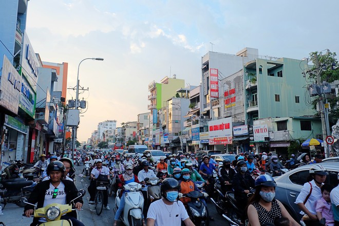 Đường phố Sài Gòn và Hà Nội đông đúc sau ngày làm việc cuối cùng trong năm 2017 - Ảnh 11.